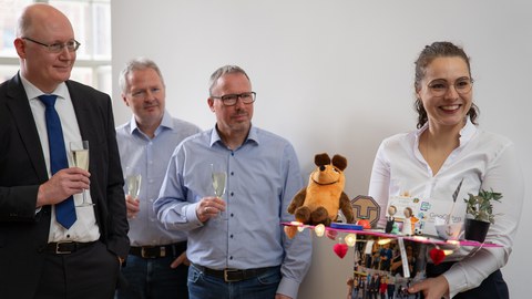 Die Promovendinb steht inmitten der Gratulanten