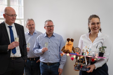 Die Promovendinb steht inmitten der Gratulanten