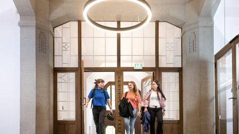 Studierende betreten den Beyer-Bau