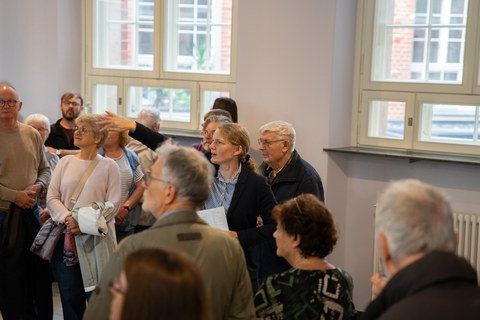 Die Dekanin umringt von Zuhöhrern und Zuhörerinnen
