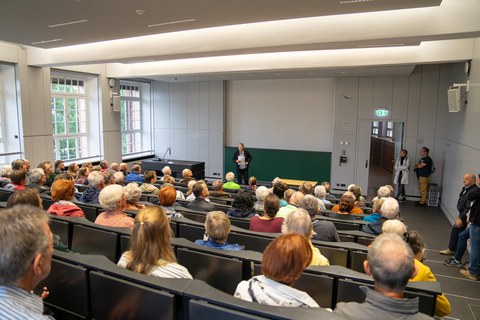 Im Hörsaal sitzen wie die Studierenden