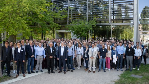 Gruppenbild vor dem Hörsalzentrum