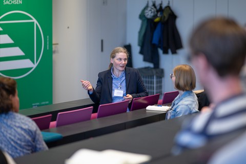 Dekanin der Fakultät in der Diskussion mit den Zuhörern