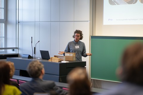 Leonie Gleiser am Rednerpult