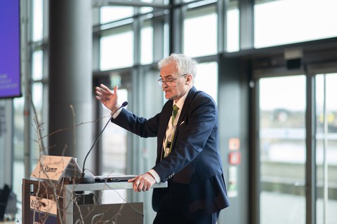 Professor steht am Rednerpult