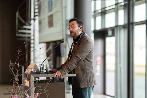 Professor steht am Rednerpult