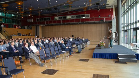 Blick in den gefüllten Saal