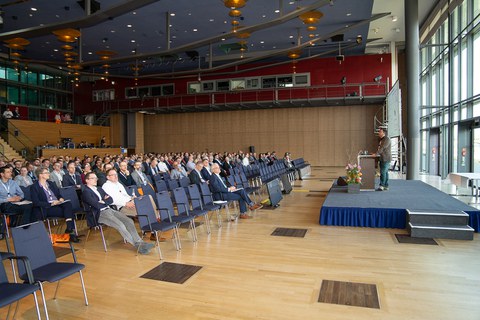 Blick in den gefüllten Saal