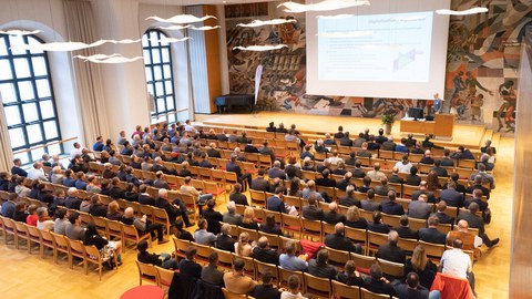 Teilnehmer der Asphalttage im großen Saal der Dreikönigskirche