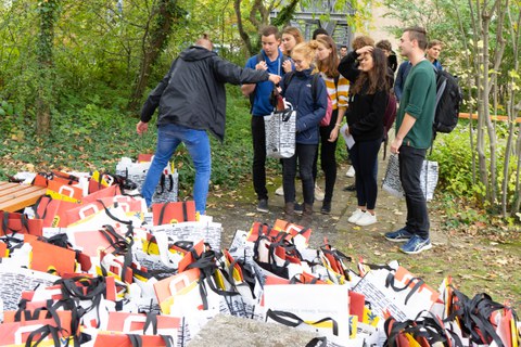 Für jeden Studienanfänger stand eine Begrüßungstüte bereit