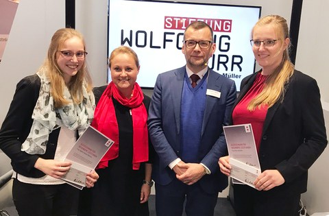 v.l.n.r.: Sophia Nadine Behrenz, Frau Julia-Carolin Carbon, GeschGeschäftsführerin der W&M Personalentwicklung GmbH, Cliff Kürschner, Geschäftsführer des Wolff & Müller Hoch- und Industriebau GmbH & Co. KG, Anja Liebscher