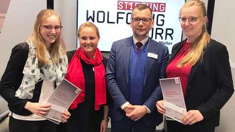 v.l.n.r.: Sophia Nadine Behrenz, Frau Julia-Carolin Carbon, GeschGeschäftsführerin der W&M Personalentwicklung GmbH, Cliff Kürschner, Geschäftsführer des Wolff & Müller Hoch- und Industriebau GmbH & Co. KG, Anja Liebscher