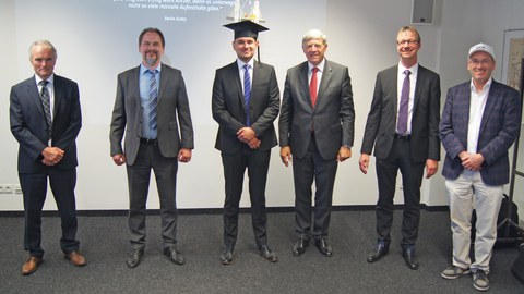 Promotionskomission und Promovend bei der feierlichen Verkündung des Ergebnisses