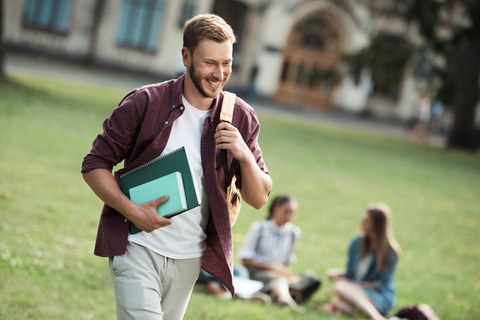 Studierender auf dem Weg zur Uni