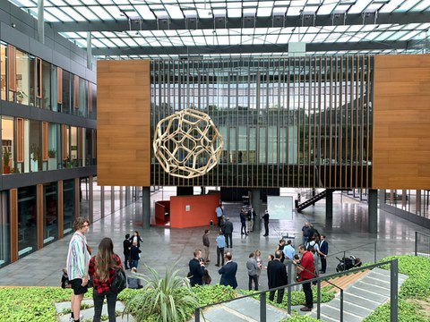 „Bendit“ im Lichthof des Biologiegebäudes der TU Dresden, ist ein Objekt zur Demonstration ungewohnter aber nicht neuer Verarbeitungs- und Gestaltungsmethoden mit dem Werkstoff Holz. Unter der Leitung von Prof. Haller vom Institut für Ingenieurholzbau und baukonstruktives Entwerfen entstand das „Bendit“ als interdisziplinäres Projekt in Gemeinschaftsarbeit mit Prof. Daniel Lordick vom Institut für Geometrie der TU Dresden.