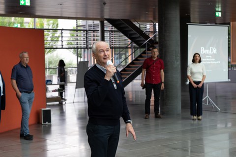 Prof. Haller vom Institut für Ingenieurholzbau und baukonstruktives Entwerfen zur feierlichen Einweihung von BenDit am 18.06. im Lichthof des Biologie-Gebäudes