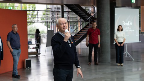 Prof. Haller vom Institut für Ingenieurholzbau und baukonstruktives Entwerfen zur feierlichen Einweihung von BenDit am 18.06. im Lichthof des Biologie-Gebäudes