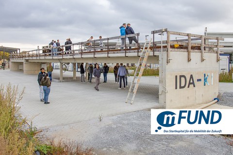 Besucher besichtigen die Testbrücke in Bautzen