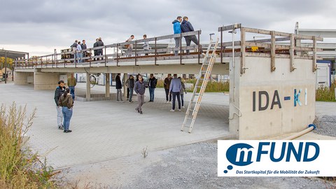 Besucher besichtigen die Testbrücke in Bautzen