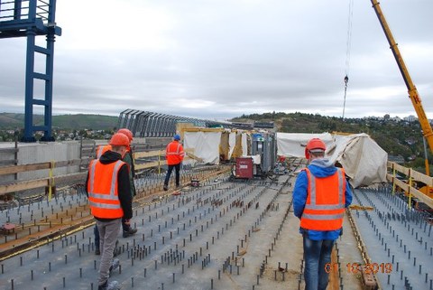 Exkursionsgruppe auf dem Brückenüberbau