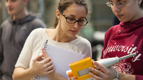 Studenten im Otto-Mohr-Laboratorium