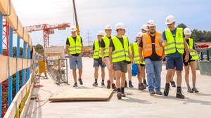 Studierende begehen eine Baustelle
