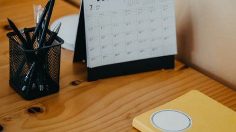 Schreibtisch mit Kalender und Stiftebox