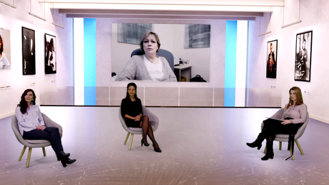 Livestream Studio, 3 Frauen sitzen im Studio, im Hintergrund Video, live eingeschaltete Gäste, Diskussion