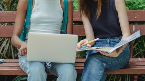 Verschiedene Studentinnen, Die Sich Gemeinsam auf die Prüfung im Park vorbereiten