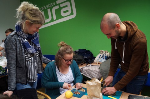 Drei Menschen beim Zubereiten von Speisen