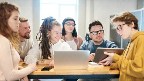 Netzwerken, junge Menschen, Auf Tablet gucken, Zusammenarbeit