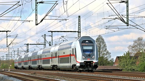 IC2 der DB auf freier Strecke