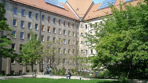 Der Hülsse-Bau der TU Dresden an der Helmholtzstraße