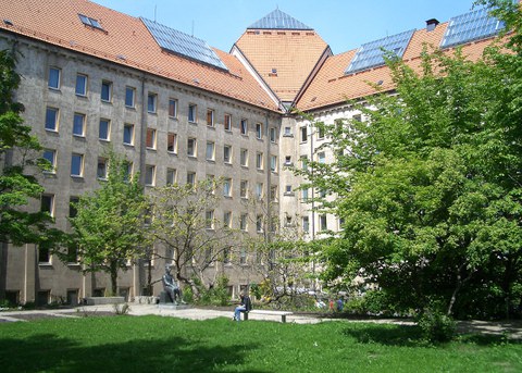 Der Hülsse-Bau der TU Dresden an der Helmholtzstraße