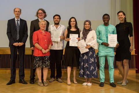 Die Preisträger des "Best final paper award" posieren mit ihren Urkunden.