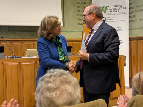 Überreichung der Ernennungsurkunde durch Prof.in Marion Guillou, Präsidentin der Académie d’Agriculture de France in Paris.