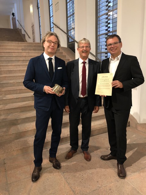 Für ihr Lebenswerk mit dem Großen DAI-Preis für Baukultur 2018 ausgezeichnet: Ansgar Schulz (links) und Benedikt Schulz (rechts) mit DAI-Präsident Prof. Dipl.-Ing. Christian Baumgart