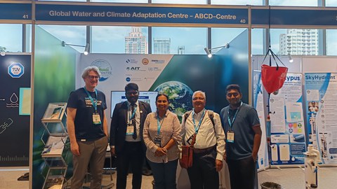 Stand des ABCD-Centres und Kolleginnen und Kollegen des IIT-Madras mt Dr. André Lindner (TUD)
