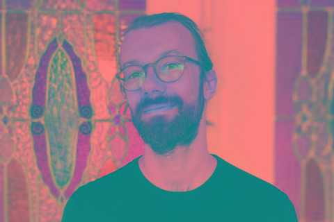 Porträtbild von Tim Mahn, Gewinner des Bauwelt-Preises