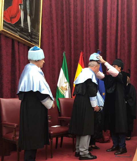 Prof. Dr. Dr. Faust Verleihung Dr.h.c. an der Uni Sevilla Doktorhut