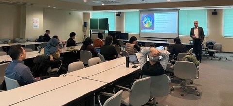 Prof. Jürgen Stamm hält eine Vorlesung an der University of Toyama, Japan
