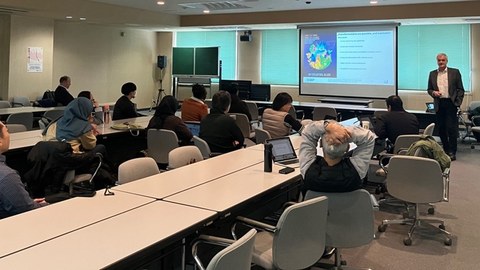 Prof. Jürgen Stamm hält eine Vorlesung an der University of Toyama, Japan