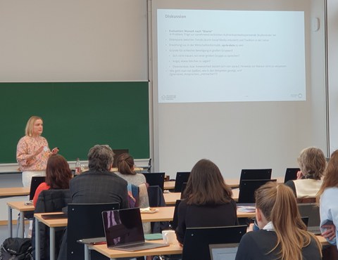 Isabell Lippert trägt vor.