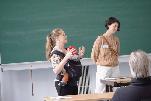 Jagoda und Aline bei ihrer Präsentation