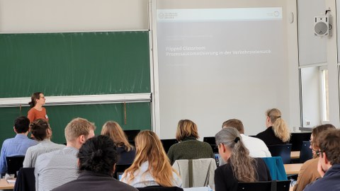 Referent:in steht vor dem Auditorium.