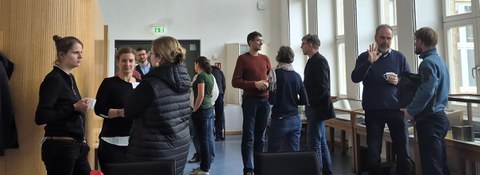 Während eines Workshops unterhalten sich viele Menschen in verschiedenen Gruppen.