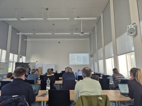 Silke Molch referiert vor dem Publikum.