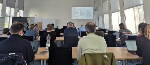 Silke Molch referiert vor dem Publikum.
