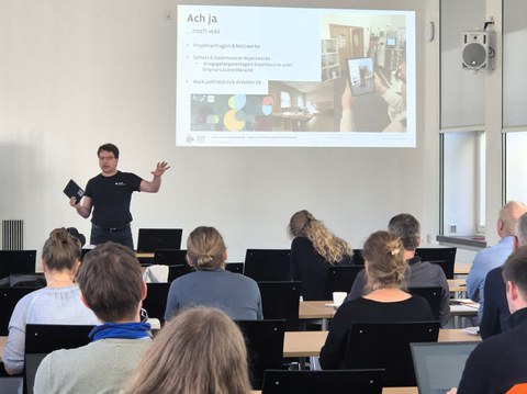 Maik Jähne gestikuliert vor den Zuschauenden.