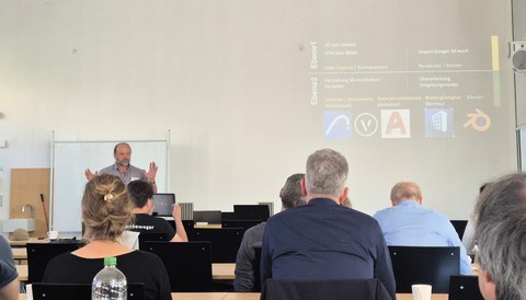 Knuth Pietsch zeigt einen Foliensatz.